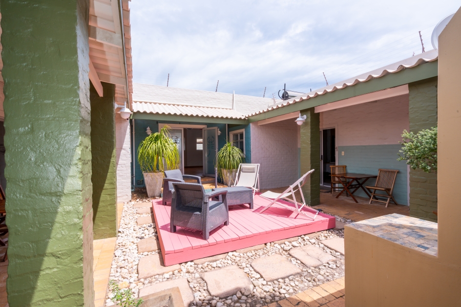 6 Bedroom Property for Sale in Middedorp Western Cape